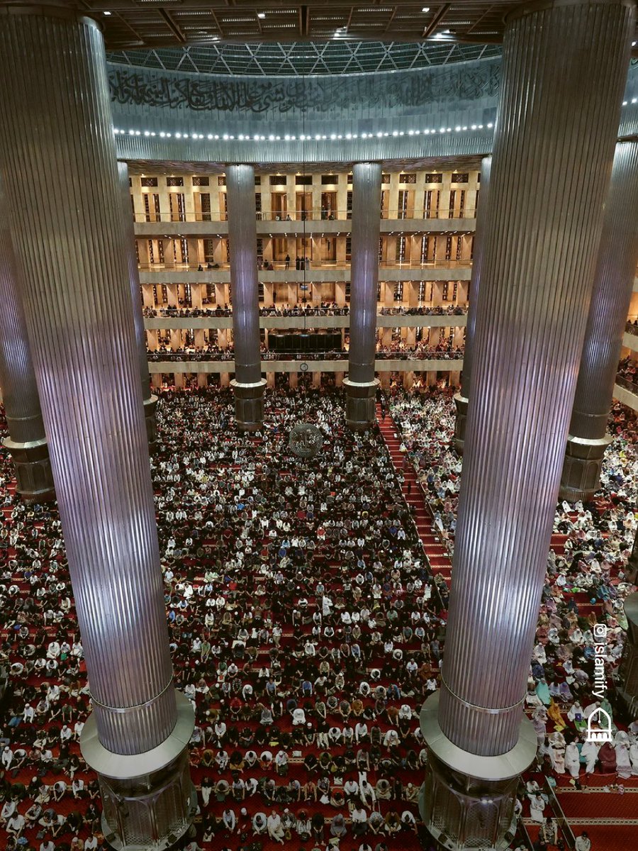 Muslims in Indonesia performed tarawīh prayers on the first night of Ramaḍān in Masjid al-Istiqlāl in Jakarta, Indonesia’s largest masjid. 🇮🇩