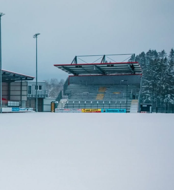wenn man in Minecraft anfängt im Schneebiom ein Stadion zu bauen aber nach 5 Minuten keine Lust mehr hat