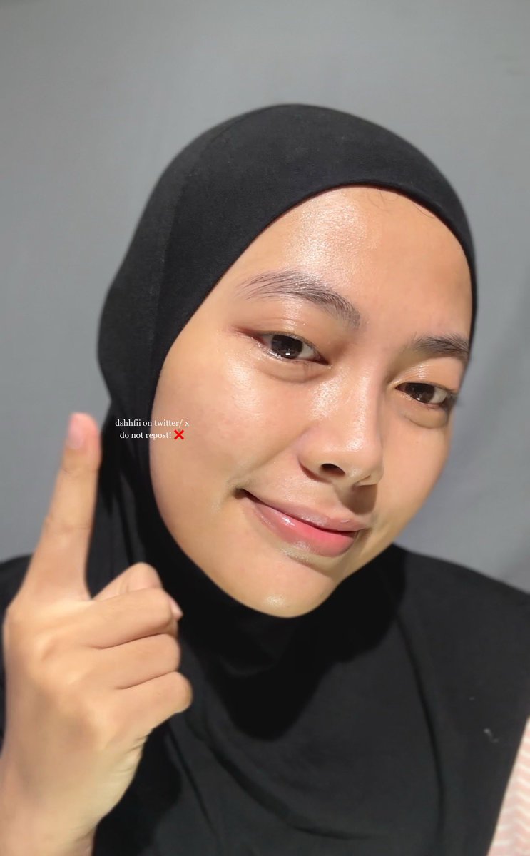 dshhfii's tweet image. bulan puasa waktunya menahan diri dari segala amarah, contohnya pas lg pake #sunscreen tp malah bikin sumuk 

NO NO yaa Bestiee 🙅🏻‍♀️
mending cobain #SunscreenViral ini deh, soothing di kulit &amp;amp; cocok buat acne prone + oily skin jg niww #ReviewbyNinut🦋