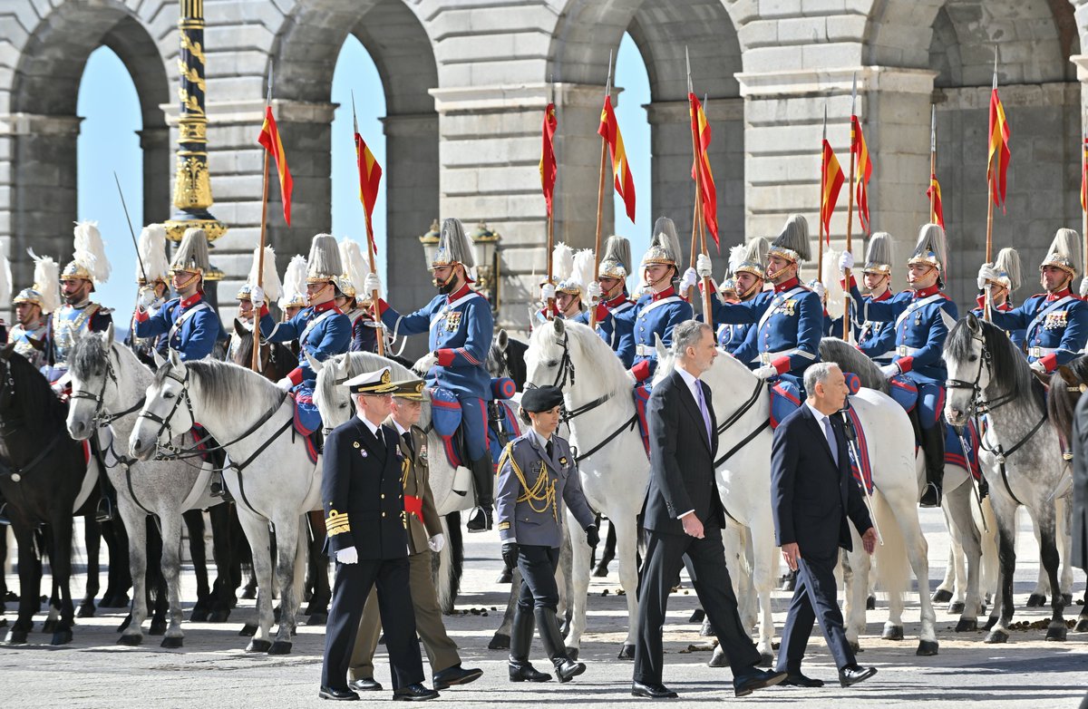 PatrimNacional's tweet photo. SS. MM. los Reyes han recibido esta mañana a Su Excelencia el presidente de la República Portuguesa, Marcelo Rebelo de Sousa 🇵🇹

🏰En la Plaza de la Armería del #PalacioReal se ha pasado revista a la Guardia Real ⚔️ Posteriormente ha tenido lugar el almuerzo con autoridades🍽️ https://t.co/K7XDjPShc3