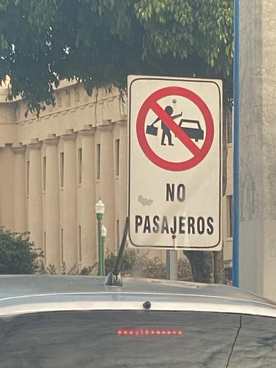 Señores de <a href="/INTRANT_RD/">Instituto Nacional de Tránsito y Transporte</a> <a href="/digesettrd_/">DIGESETTRD</a> ¿para qué gastar dinero en letreros que no funcionan?, ciertamente, colocan letreros de “No Estacione”, “No pasajeros” y aún así, lo hacen en la av. Máximo Gómez esq. Independencia.