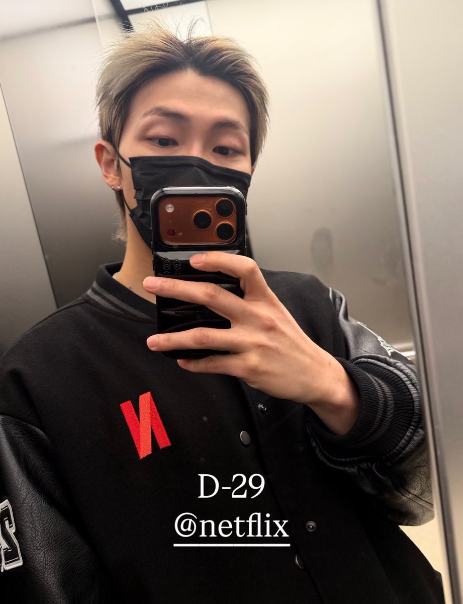 JeonJungKookUy's tweet image. Cuando estas en una competencia de quien está más emocionado y ansioso por el nuevo comeback de bts pero tu contrincante es Kim Namjoon de bts 

@BTS_twt