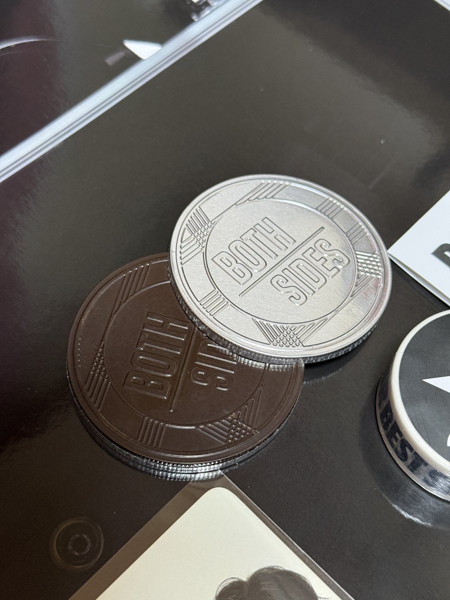 나 음감회 선물도 이제 열어봄 (ㄹㅈㄷ정신머리
컨셉 맞춘다고ㅋㅋㅋㅋㅋ 이렇게 준것도 웃기고 포카 너무 기엽고 마테는 which one is your best side 써잇는거 같고 ㅋㅋㅋ 동전초콜렛 진자 개오랜만이다