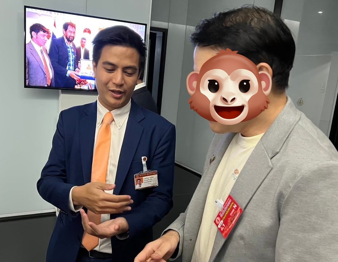 ปกป้องไอติมได้ปะ ปีก่อนตัวจริงฮีโทรมมากกก นี่คืออีกหนึ่งคนที่แบกปัญหาของคนทั้งประเทศ ไม่อยากให้ romanticize หรอก แต่รู้เลยไม่ได้หลับไม่ได้นอนอะ แล้วพรรคส้มไม่ได้มีเงินจ้างคนมาช่วยเยอะขนาดนั้น