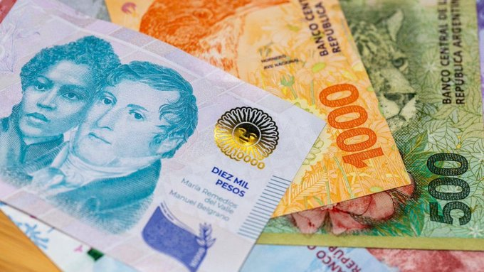 TommyShelby_30's tweet photo. MI GOBIERNO: "Peso argentino”

Porque está entre las tres monedas que más se apreciaron frente al dólar: la mejora fue de 4,36% https://t.co/RaDz4uGae2