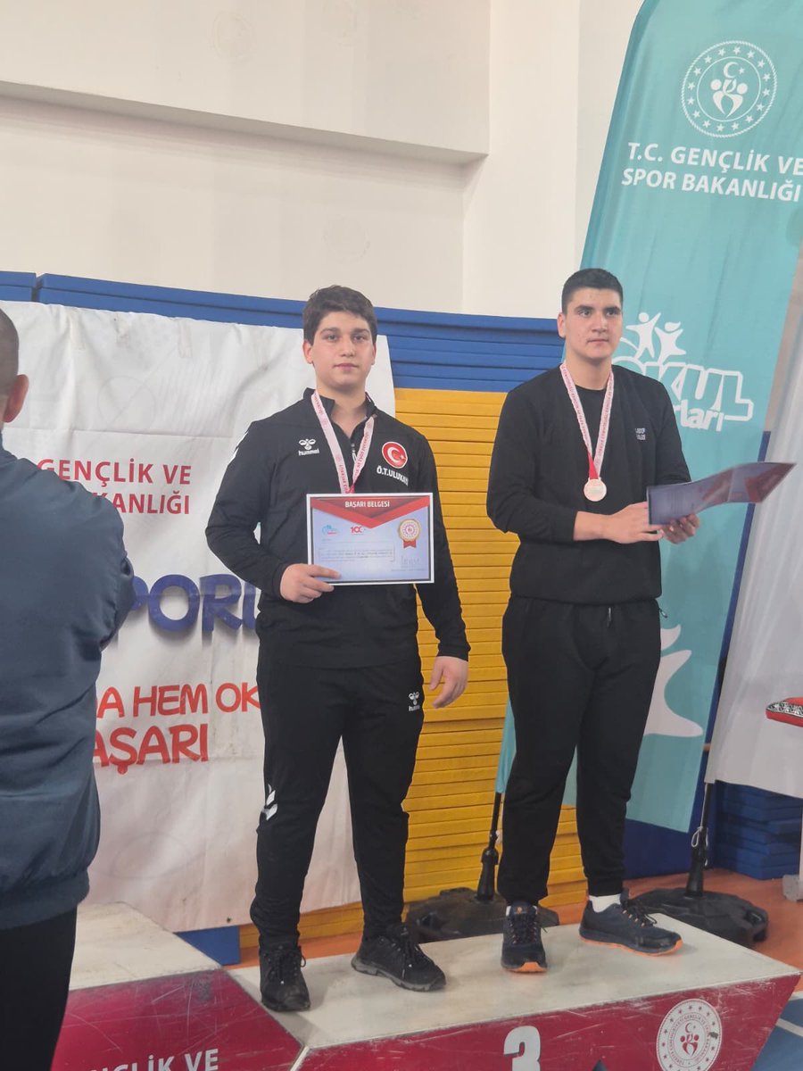 Okul Sporları kapsamında Mersinde düzenlenen Halter Genç Erkekler Türkiye Şampiyonasında kendi kategorilerinde
Emrullah Kaya 1.
Kerem Mertkollu 3.
Ömer Taha Ulukaya 3. olmuştur. 
Emeği geçenleri tebrik ederiz.
tokateml.meb.k12.tr/icerikler/mers…
<a href="/tcmeb/">Millî Eğitim Bakanlığı</a> <a href="/tokatvaliligi/">Tokat Valiliği</a> <a href="/tokatmem/">Tokat İl Milli Eğitim Müdürlüğü</a> <a href="/Tokat_mte/">Tokat Mesleki ve Teknik Eğitim</a>