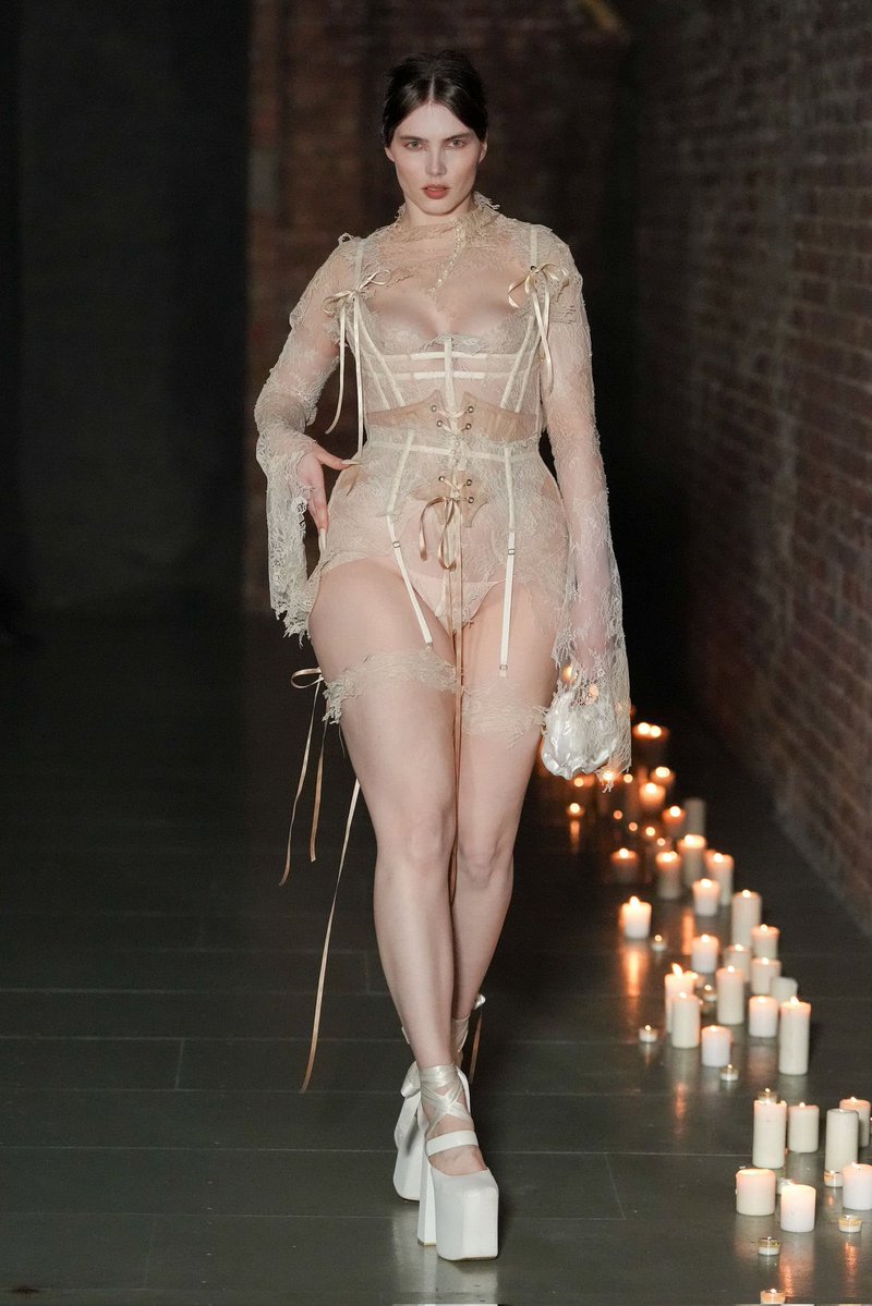 Total goth Marie Antoinette DELIGHT by ✨️Dreaming Eli✨️ Fall/Winter 2026 — ALL the looks in a thread.🪡🧵

PS: candlelit corsetry, shredded lace &amp; LINGERIE-AS-GOWN, ghost-pale romance and sheer noir sirens.