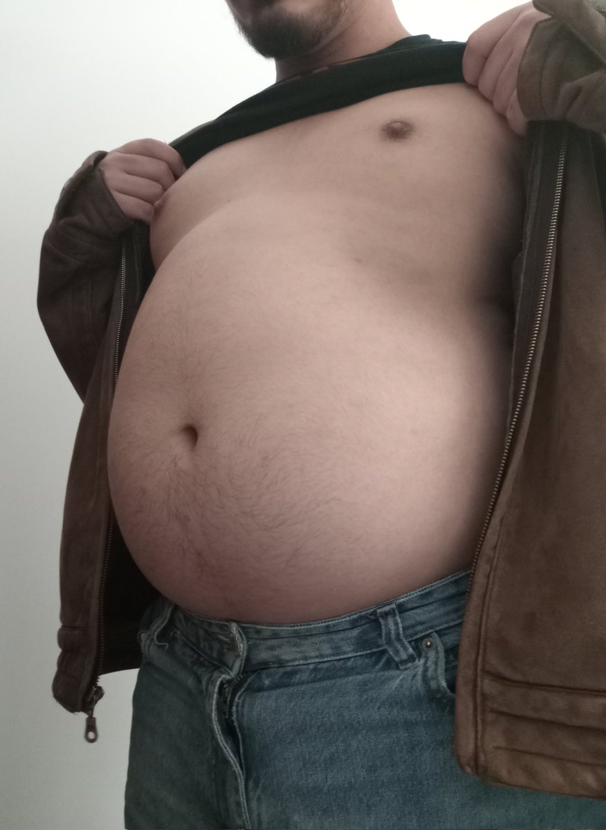 arktobear's tweet photo. guys does this count as a dad bod https://t.co/VFv3V6iXOy