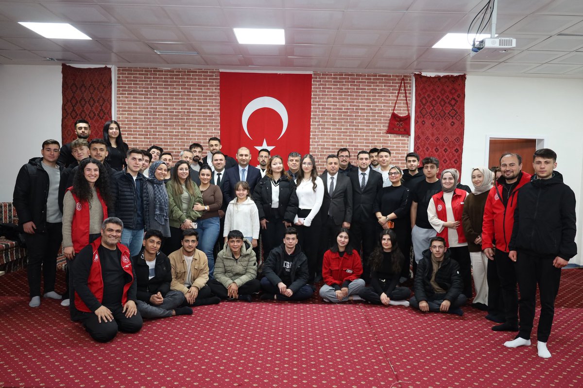 GSB_KMaras's tweet photo. Gençlik ve Spor İl Müdürümüz Yasin Özdemir, Elbistan Gençlik Merkezi’nde gönüllü gençlerle bir araya geldi. https://t.co/34ieoepl8e