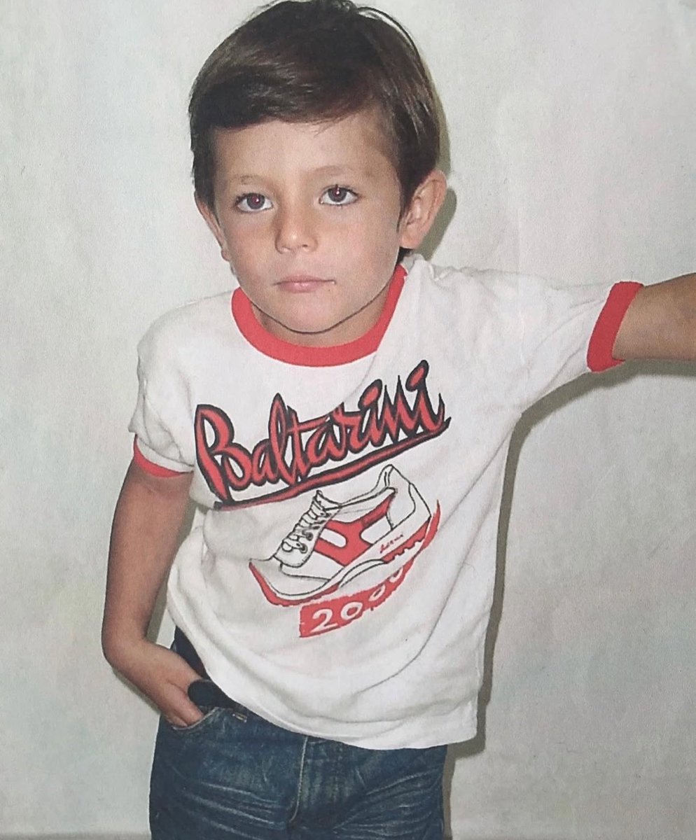 bertrandmyd's tweet image. Este niño tiene a toda la izquierda bailando
¿Quién es?