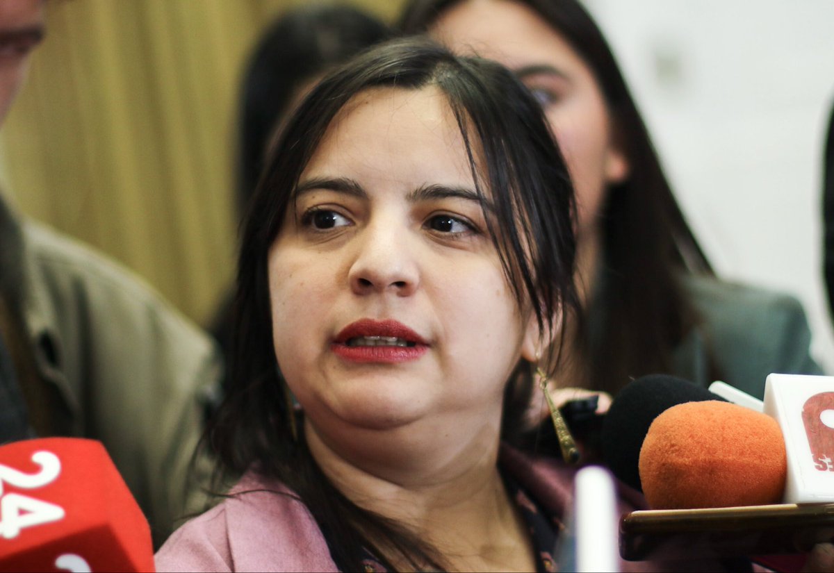 La directora de presupuestos <a href="/javimartinez_f/">Javi Martínez F</a> consideró q hizo un trabajo espectacular al calcular mal el déficit fiscal 3 años consecutivos y se pagó un bono de $8 millones.

Pero amigo, se te quemó la casa?? Sorry, no hay plata. Te mandamos una caja con confort y condones 🫠