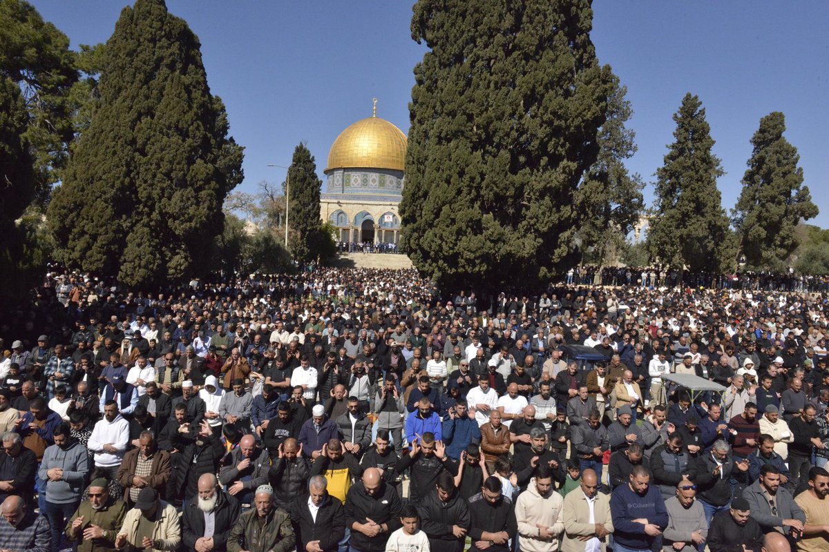 Embpalcuba's tweet photo. En medio de las celebraciones del Ramadán, las fuerzas de la ocupación israelíes
 impidien que miles de fieles lleguen a la mezquita Al-Aqsa con más de 300 órdenes que prohíben a los ciudadanos palestinos de Jerusalén entrar a tan sagrado lugar. https://t.co/uathlZD6qU