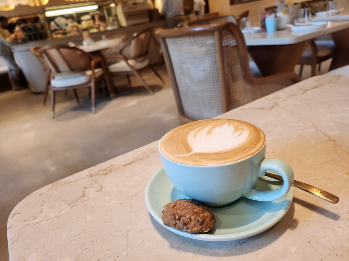 BNguyensusu's tweet photo. A quiet café moment with a warm latte and a little cookie—simple joys that make the day sweeter.

#coffeemoment #cafévibes #simplepleasures #cozycorners https://t.co/kS9l7k3Jqf