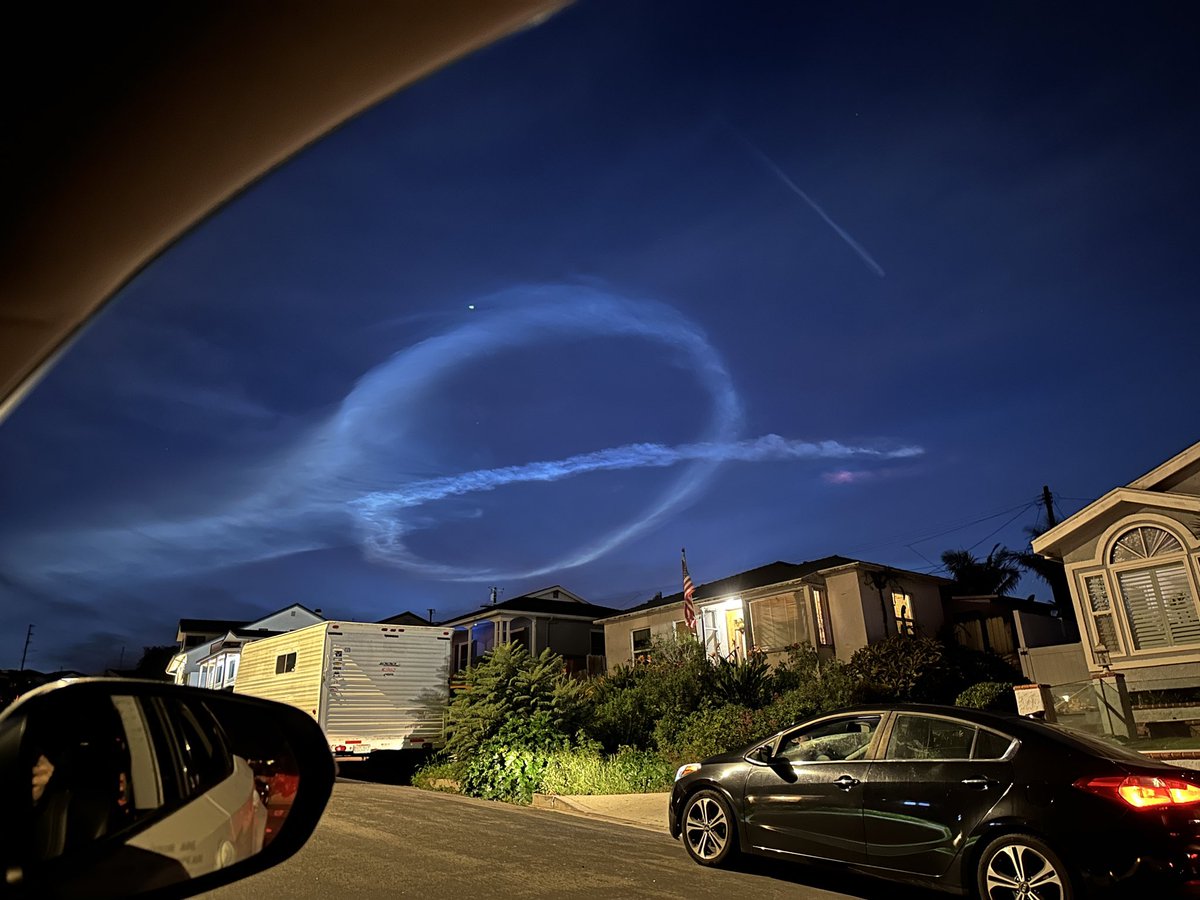 shwtime4's tweet photo. Seeing anyone else saw on Saturday in Los Angeles? Elon made a Grok Logo in the sky. https://t.co/G3Gi8zmxc7
