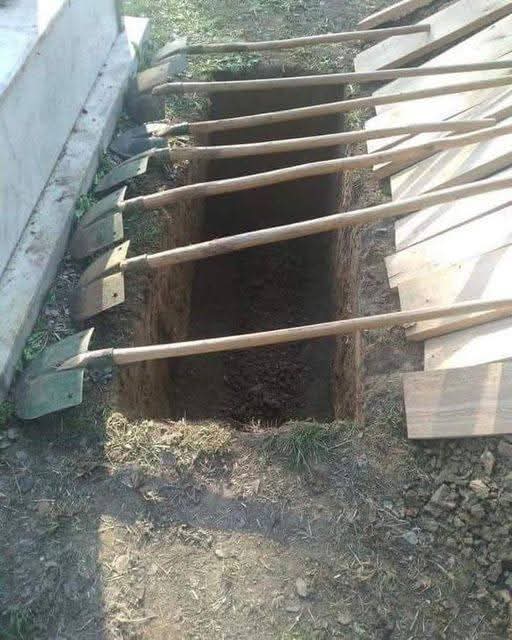 Öldükten yaklaşık 30 dakika içerisinde vücutta refleks diye bir şey kalmaz. Gevşeyen kaslar dolayısıyla ağız ve göz kapakları açık kalır. Boşaltım sistemi tamamen gevşer, idrar akıntısı başlar.

Ölümün gerçekleşmesinden 24 saat sonra vücut çürümeye başlar. Solunumun durması