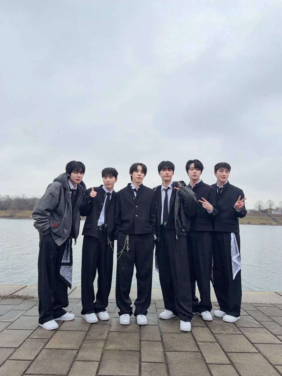 SebinFR's tweet photo. ↳20.02.26 - Twitter
Sebin et les garçons en Autriche ! Prochaine date à Budapest 😉

 #OMEGA_X #SEBIN #FORX 
____
© OmegaX_official
-Bini https://t.co/s5S1ahfGHw