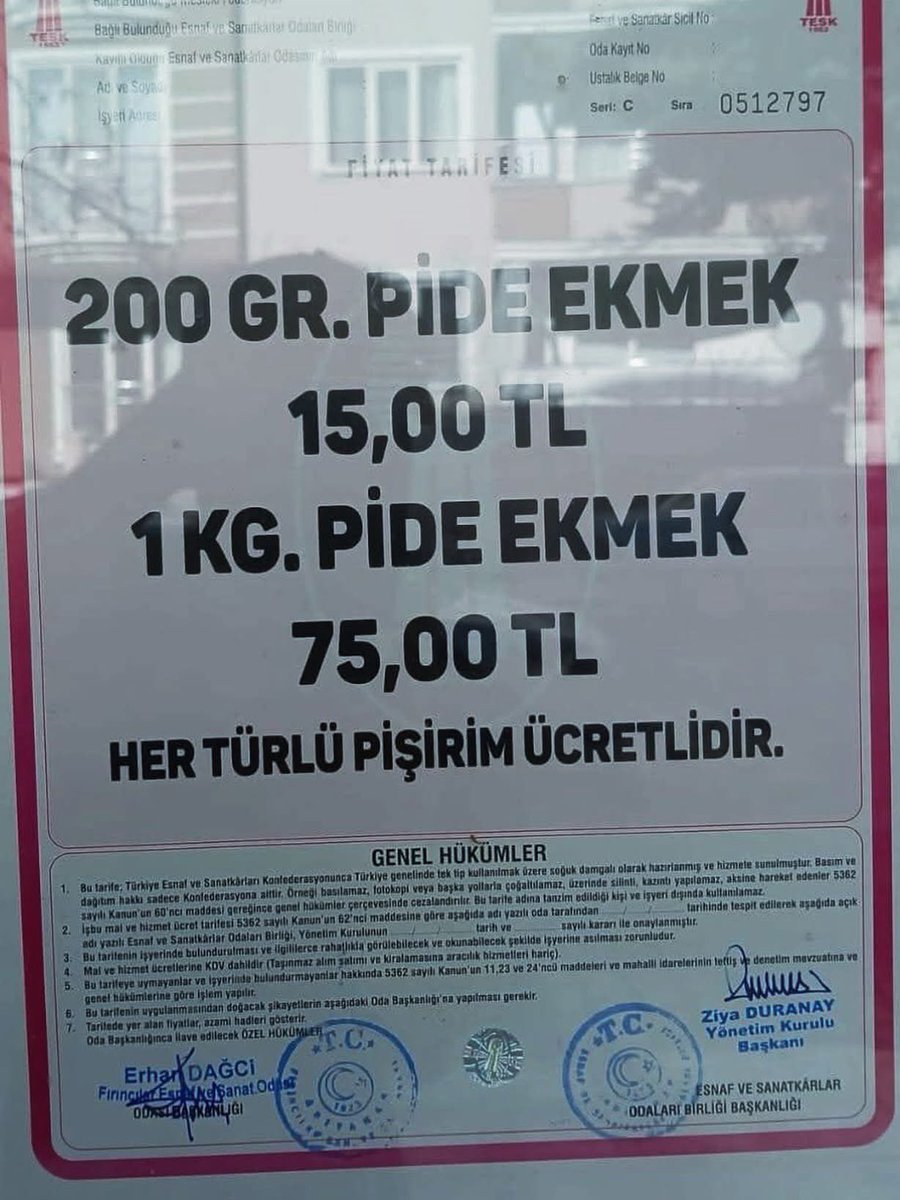 Adıyaman’da 6 kişilik bir ailenin günlük ekmek tüketimi en az 12 adettir.
Bu da ayda yaklaşık 5.400 TL demektir.
Yani asgari ücretin neredeyse beşte biri sadece ekmeğe gidiyor.

Medine hurmasını kestane balıyla, manda yoğurduna karıştırıp yiyenler bu hesabı bilmez,
bilse de