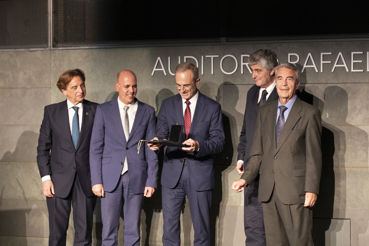 La <a href="/sagradafamilia/">La Sagrada Família</a> alcanza su cota máxima: 172,5 m, tras colocar la última pieza de la torre de Jesús.
Enhorabuena al equipo de más de 150 profesionales y a la dirección facultativa, Premio Nacional de Edificación 2025, por este hito constructivo. elpais.com/espana/catalun…