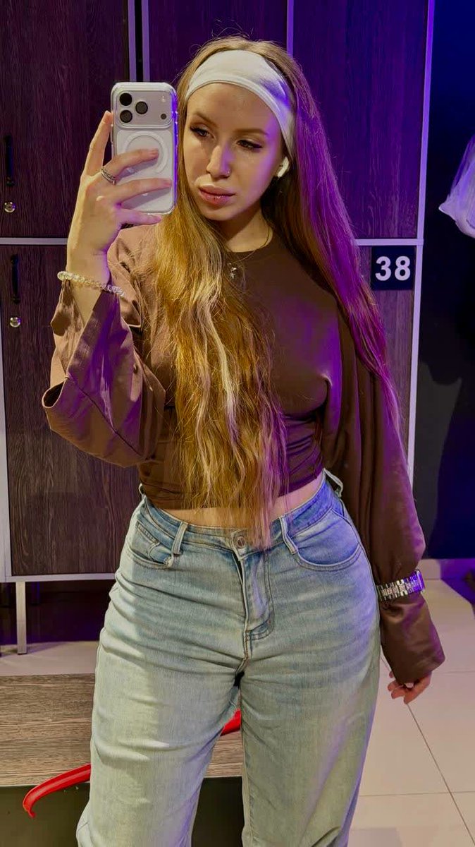 TanyaLoot's tweet image. Locker room glow-up before I hit the slots🎰✨Who’s joining me for some big wins tonight?🍀#Lucky #slots @stake @stakeusa