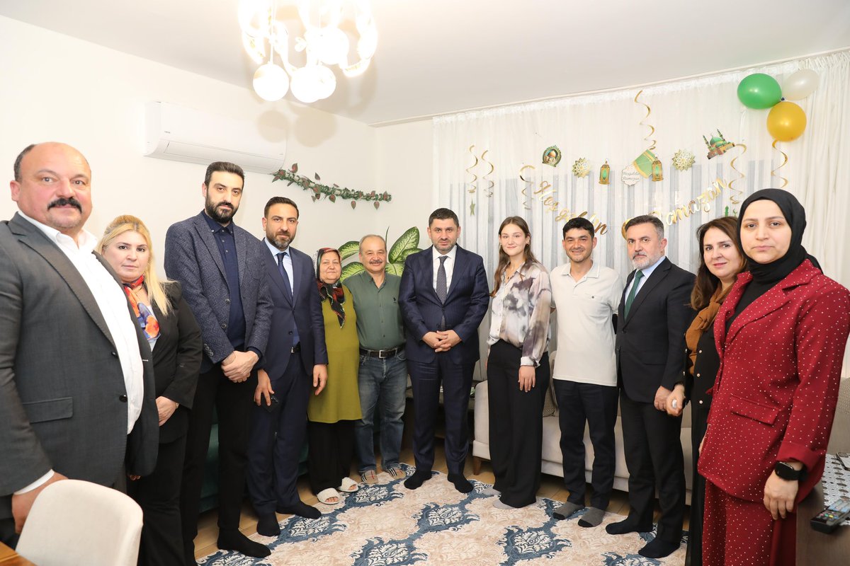 📍Adana

Adana’nın yiğit ilçesi Seyhan’da, asrın felaketinden etkilenen Çırakoğlu ailesinin evine iftar misafiri olduk. Ekmeğimizi bölüştük, aynı duaya amin dedik.

500 bin konutla yuvaları yeniden kurmanın ne kadar hayati bir sorumluluk olduğunu bir kez daha idrak ettik. Her