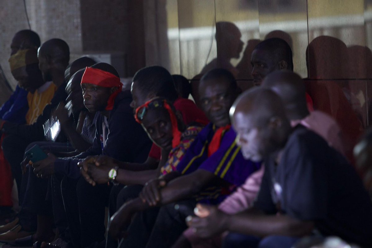 Unbelievably sad scenes as Cocoa farmers from far away Western North picket in the dark at the Cocobod Headquarters demanding why they have worked hard for 😭😭

Is this the Ghana and government we want, hmmmm let's pray God intervenes 

Shalom🤝🇬🇭