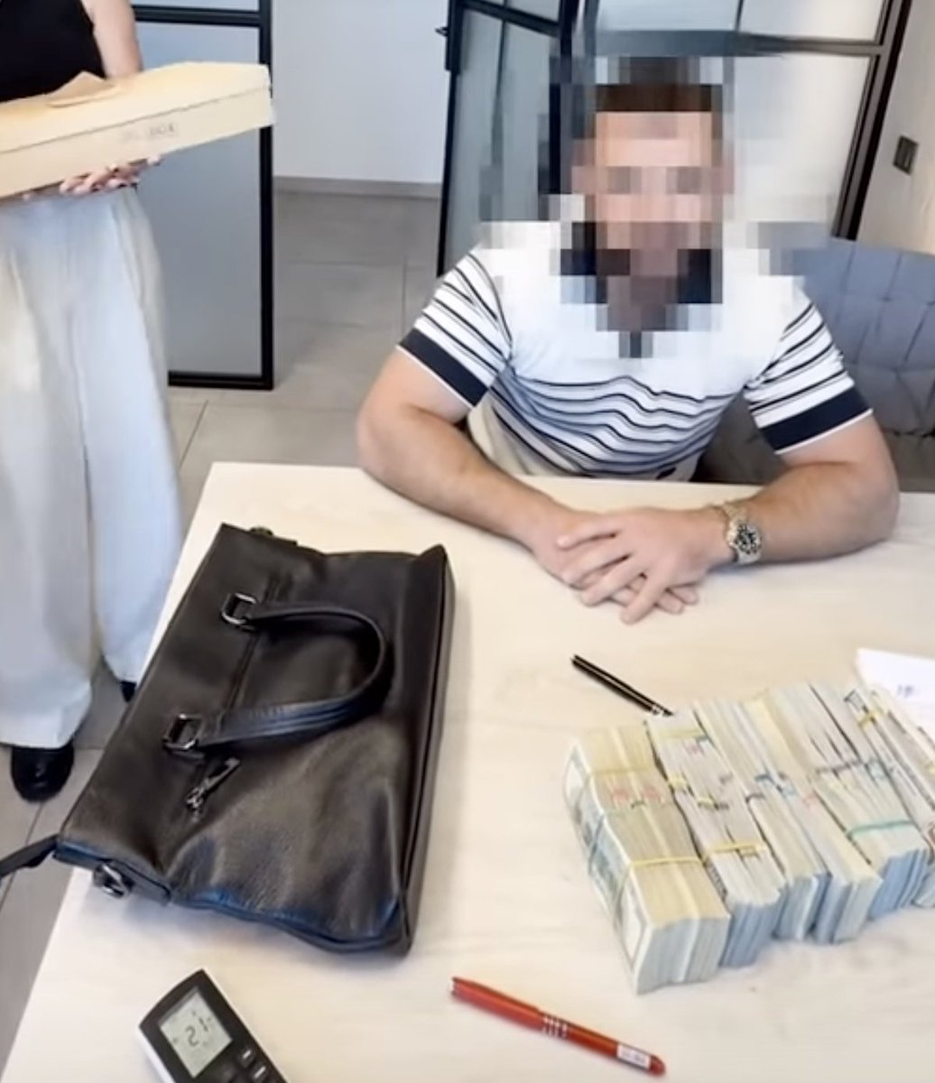⚡️Цей майор відправляв гнилі продукти військовим — а потім купив собі віллу на Балі за $190 000

Начальник продовольчої служби, який годував військових гнилою їжею, купив собі віллу на Балі за $190 000.

Поки хлопці на фронті їли те, що не можна було їсти, він витрачав мільйони