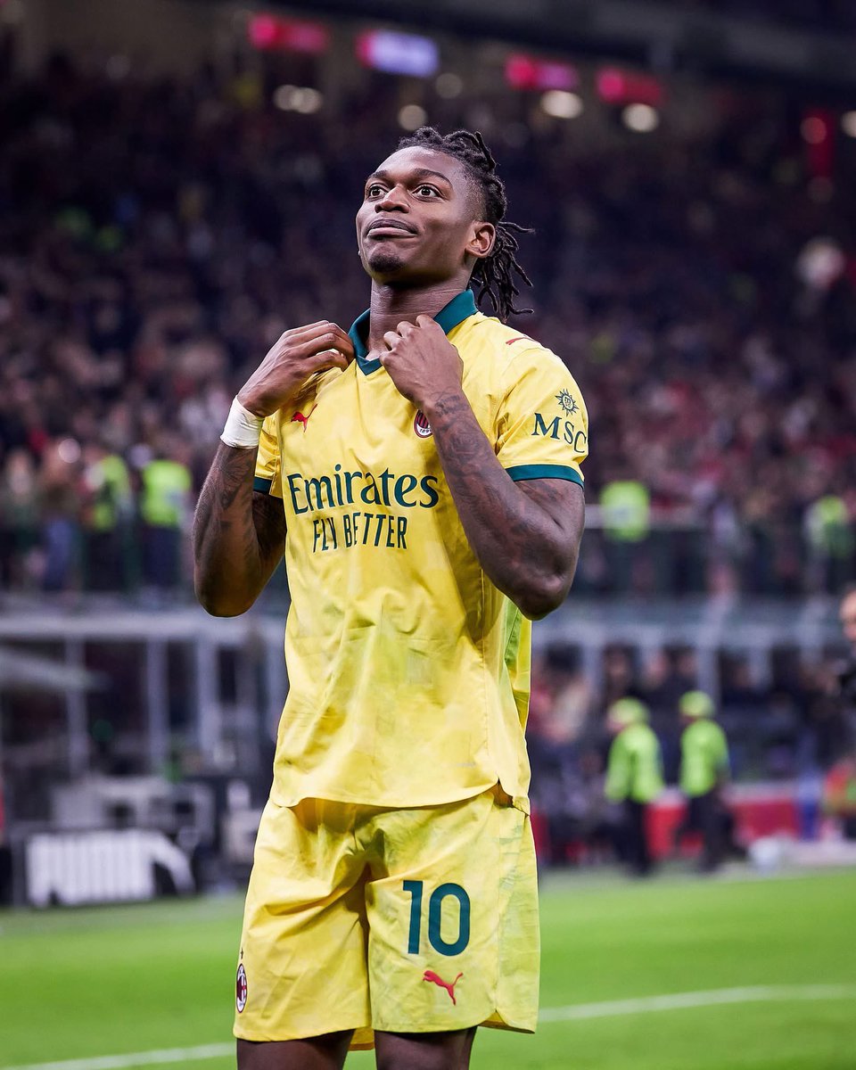 ActuCR7_'s tweet photo. 🗣️ Rafael Leão raconte les coulisses de la rencontre entre Cristiano Ronaldo et IShowSpeed :

« Après le match du Portugal, on parlait en bas avec Speed. Il ne m’avait rien demandé pour rencontrer Cristiano. »

« Quand la voiture de Cristiano est arrivée, je me suis dit : “Je vais tenter”, mais sans vouloir le déranger. Peut-être qu’il voulait juste voir sa famille ou qu’il était fatigué. »

« Je pense que je lui avais dit avant le match que Speed était là. Il m’a répondu : “Oui, oui.” »

(Source : @CBSSportsGolazo)