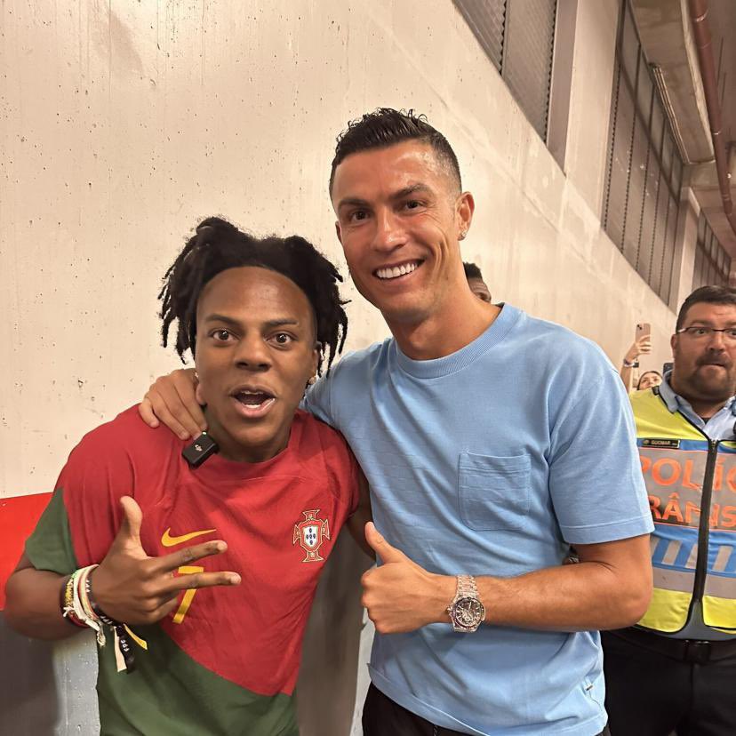 ActuCR7_'s tweet photo. 🗣️ Rafael Leão raconte les coulisses de la rencontre entre Cristiano Ronaldo et IShowSpeed :

« Après le match du Portugal, on parlait en bas avec Speed. Il ne m’avait rien demandé pour rencontrer Cristiano. »

« Quand la voiture de Cristiano est arrivée, je me suis dit : “Je vais tenter”, mais sans vouloir le déranger. Peut-être qu’il voulait juste voir sa famille ou qu’il était fatigué. »

« Je pense que je lui avais dit avant le match que Speed était là. Il m’a répondu : “Oui, oui.” »

(Source : @CBSSportsGolazo)