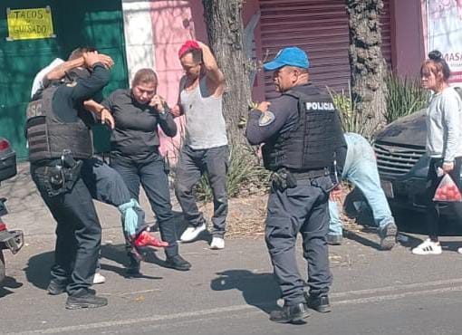 VozContrerense's tweet photo. @nmasforo @mariaanahc Foro, no fue una supuesta balaceras, te compartimo la imagen de la persona lesionada y del hombre que realizó las detonaciones fuera del Kinder ubicado en La Magdalena Contreras. 

El agresor logró escapar. https://t.co/h7a5laecnc