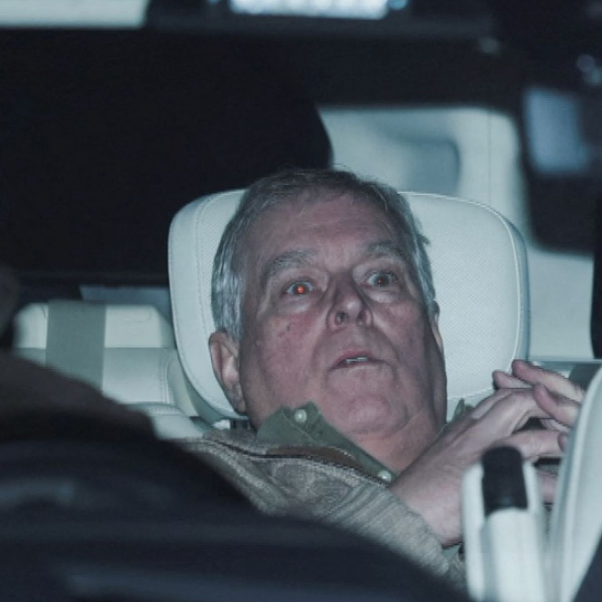 MarioNawfal's tweet image. 🇬🇧🇺🇸 A UK victim, aged 6-8 in mid-90s, claims her dad trafficked her to pedophile "parties." 

At a Thorpe Green house, Prince Andrew brutally hit her with his own car, damaging her rib, hip, and leg.

The nightmare didn't stop there; she woke to Andrew and got assaulted then and