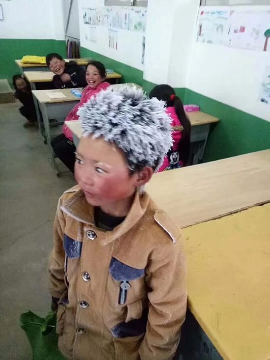 LunaGitana0333's tweet photo. Caminó 5 kilómetros en medio de la nieve solo para no faltar a su examen final.  

 En las montañas frías de Yunnan, China, un niño de ocho años llamado Wang, salió de casa antes del amanecer para presentar su examen final.
   
 Vestía ropa delgada, casi sin abrigo, y debía caminar cinco kilómetros entre viento y nieve, con una temperatura cercana a los –9 °C.   

Durante casi una hora avanzó por caminos helados, con sus manos entumidas y las mejillas ardiendo por el frío.

 Cuando por fin entró al aula, sus compañeros primero se quedaron en silencio y luego no pudieron contener la risa: su cabello, cejas y pestañas estaban cubiertos de nieve y una sombra roja cruzaba sus mejillas.   

Su maestro tomó una foto para registrar el momento.    
 En ella, Wang sonríe tímidamente, como si el frío fuera solo un detalle.  

La imagen viajó por internet y lo bautizaron como el “Ice Boy”.   
 En pocos días llegaron donaciones, ropa térmica y calefacción para su escuela.   
  Hoy, Wang sigue estudiando, decidido a cambiar su futuro paso a paso, incluso bajo la nieve.