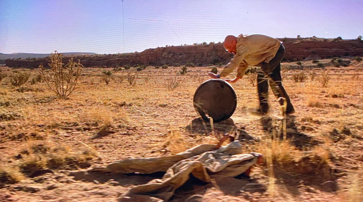 Walter White's pants from the 'Pilot' episode make a cameo in 'Ozymandias'