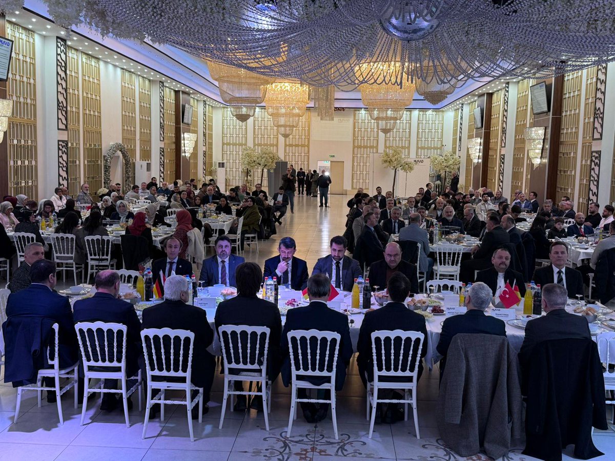 Başkonsolosumuz, Düsseldorf ve Münster Başkonsolosları ile birlikte MÜSİAD NRW’nin geleneksel iftar programına katıldı.

İş dünyamızın temsilcileriyle bir araya gelinen programda; ekonomik iş birliği, iş diplomasisi ve toplumsal dayanışmanın önemi vurgulandı.

Ramazan ayının