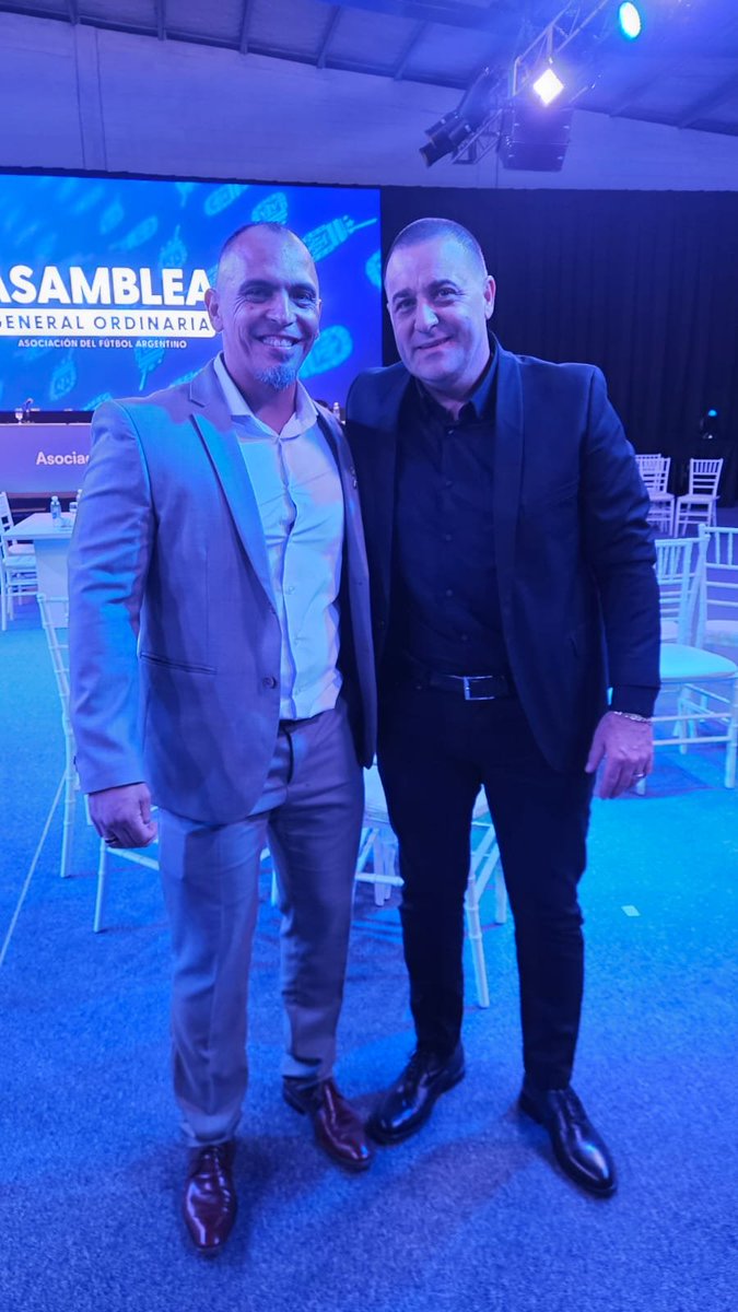 Dariozamoratte's tweet photo. Siempre buscándole el pelo al huevo. En este país, todo lo que funciona bien lo quieren destruir.
El Grupo Clarín intenta instalar una imagen negativa, pero la AFA es reconocida a nivel mundial como una de las mejores asociaciones y marcas del fútbol.

Mientras el mundo nos valora como una de las entidades mejor organizadas y en pleno funcionamiento, algunos sectores siguen difundiendo versiones que no reflejan la realidad.
Dejen de mentir.

@TovigginoPablo @tapiachiqui
Todos los dirigentes del fútbol argentino están con ustedes.