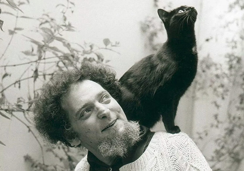 bubisanatcom's tweet photo. Georges Perec’in 'Ölmeden Önce Yapmak İstediğim Elli Şey' Listesi:

"Seine’deki gezinti tekneleriyle bir tur atmak

Neden sakladığımı bilmeden sakladığım bazı şeyleri atmaya karar vermek

Ya da

Kütüphanemi kesin olarak düzenlemek

Bazı elektrikli ev aletleri edinmek

Ya da

Sigarayı bırakmak (bırakmak zorunda kalmadan önce)

Tamamen farklı bir biçimde giyinmek

Otelde yaşamak (Paris’te)

Köyde yaşamak

Gidip oldukça uzun bir süre büyük bir yabancı şehirde yaşamak (Londra)

Ekvator çizgisinden ve tarihin değiştiği çizgiden geçmek

Kutup dairesinin ötesine gitmek

“Zamandışı” bir deneyim yaşamak (Siffre gibi)

Denizaltıyla yolculuk etmek

Uzun bir gemi yolculuğuna çıkmak

Göklere yükselmek ya da balonla veya güdümlü balonla bir yolculuk yapmak

Kerguelen Adalarına (ya da Tristan da Cunha’ya) gitmek

52 günde deve sırtında Fas’tan Timbuktu’ya gitmek.

Ardenne’lere gitmek 

Beyrut’a, ayrıca Prag ve Viyana’ya gitmek 

Prado müzesine gitmek 

Denizin dibinde bulunmuş romdan içmek  (Kızıl Korsanın Hazinesi’ndeki kaptan Haddock gibi)

Henry James’i (daha başkalarıyla birlikte) okumak 

Kanallarda seyahat etmek 

Rubik küpün çözümünü bulmak

Bateri çalmayı öğrenmek

İtalyanca öğrenmek

Matbaacılık öğrenmek

Resim yapmak

Küçük çocuklar için yazmak

Bir bilim-kurgu romanı yazmak

İçinde, mesela steplerde 5000 Kırgız atlısının görüleceği bir macera filmi senaryosu yazmak

Gerçek bir tefrika romanı yazmak

Bir çizgi roman çizeriyle çalışmak

Şarkılar yazmak (mesela Anna Prucnal için)

Bir ağaç dikmek (ve onun büyümesini seyretmek)

Malcolm Lowry’yle sarhoş olmak

Vladimir Nabokov’la tanışmak

Vs. vs.

Elbette daha başka şeyler de var

Kendi isteğimle 37’de bırakıyorum."
