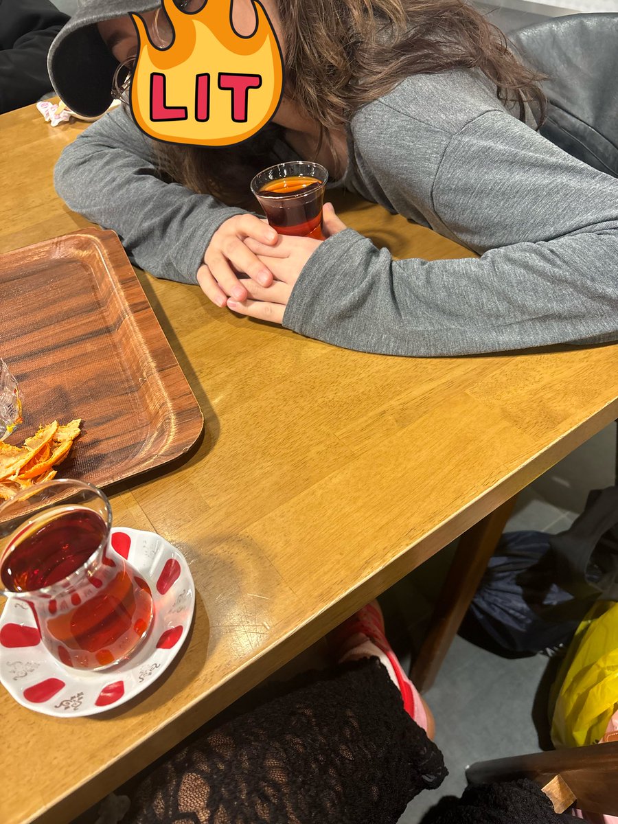 Selfiş boş 
(çayı da sevmiyorum beleş diye hep)