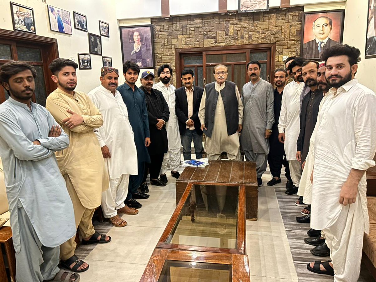 آج اپنی آفس میں پاکستان پیپلز پارٹی حیدرآباد ورکروں سے ملاقات کرتے ہوئے ۔