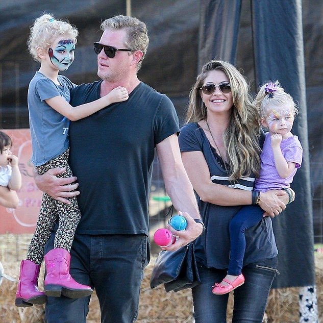 PopTrendsx's tweet photo. Confira uma das últimas palavras que Eric Dane deixou para suas filhas antes de sua morte:

“Eu tentei. Tropecei algumas vezes, mas tentei. No geral, nos divertimos muito, não é? Lembro de todos os momentos que passamos na praia, vocês duas, eu e a mamãe, em Santa Monica, no Havaí, no México. Vejo vocês brincando no oceano por horas, minhas pequenas sereias. Aqueles dias foram um verdadeiro paraíso. Quando enfrentarem desafios, sejam de saúde ou de qualquer outra natureza, lutem. Nunca desistam. Lutem até o último suspiro. Essa doença está lentamente consumindo meu corpo, mas jamais consumirá meu espírito.”