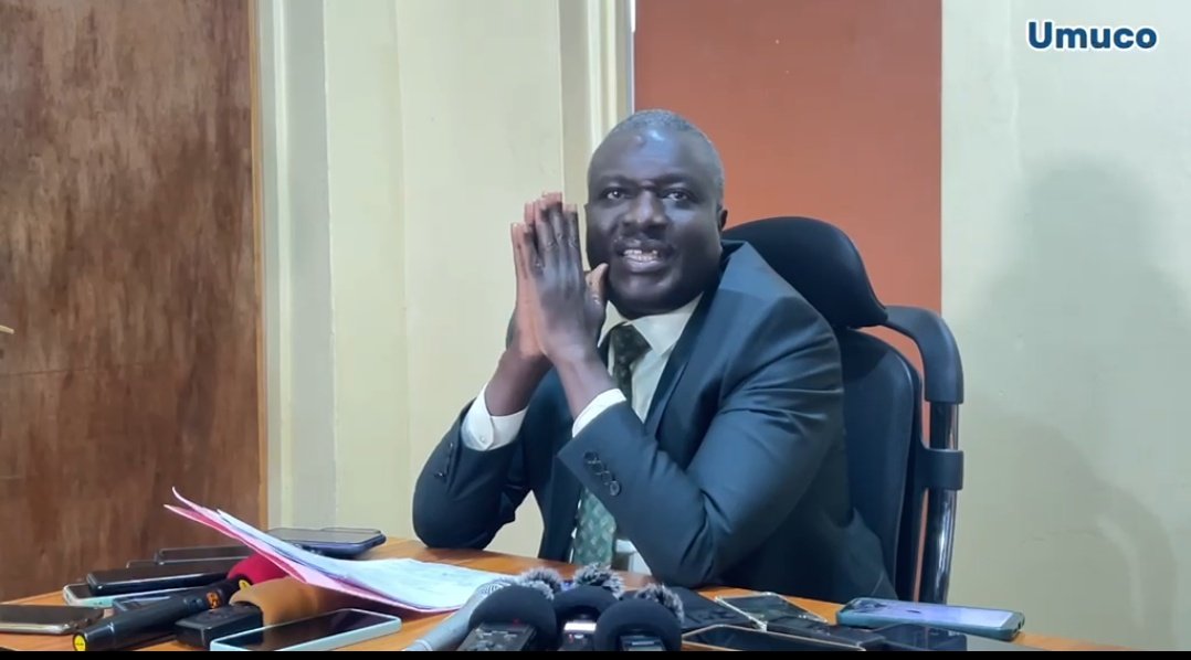 KamunguWemba's tweet photo. Abarundi barayamaze bati: '' UMUGABO W'ISEMA YIRUKANA ISHISHIRO''
😂😂😂😂
Wa musore #Faustin wa @ParcemBurundi niwe wenyene rukumbi yababajwe nukuba @GeneralNeva agiye kuburongozi bwa #UA Cfr la conférence de presse @Umucomedia https://t.co/vSczdY2lnR