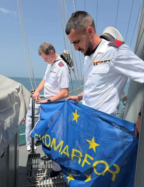 La fragata #Canarias ha relevado a la fragata #Victoria en la Operación #ATALANTA para luchar contra la piratería y garantizar la seguridad del tráfico marítimo en el Océano Índico.
El acto ha coincidido con el relevo del mando de la Fuerza Naval en la región y la visita del