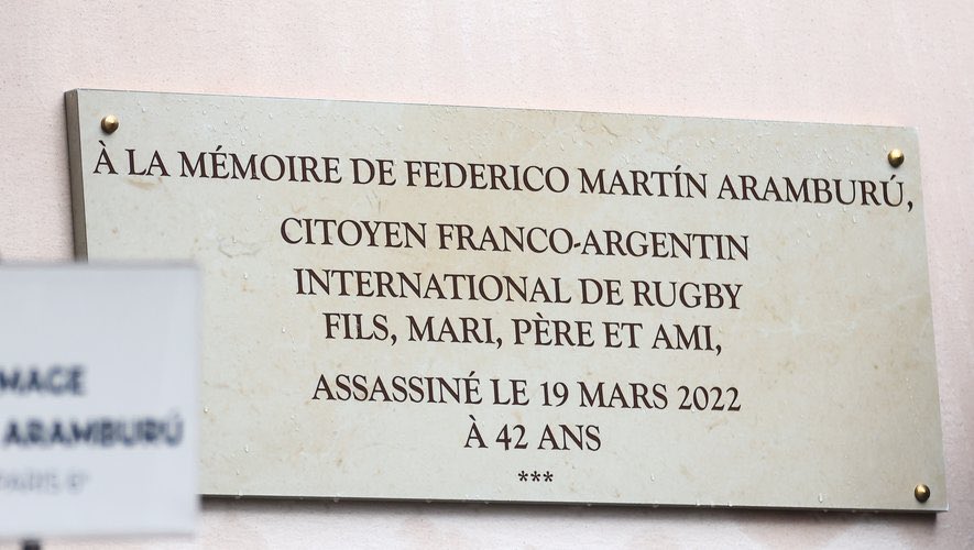 Souvenirs de l’hommage à Federico Martín Aramburu, un an après le drame :  pas un ministre, pas un parlementaire. 

Sa famille, l’ambassadeur 🇦🇷, des rugbymen (<a href="/PierreRabadan/">Pierre Rabadan</a>, Maxime Lucu, <a href="/imanolHARI/">Imanol Harinordoquy⚔</a>, …), des représentants de <a href="/FranceRugby/">France Rugby</a>, et quelques anonymes. 

C’est tout.