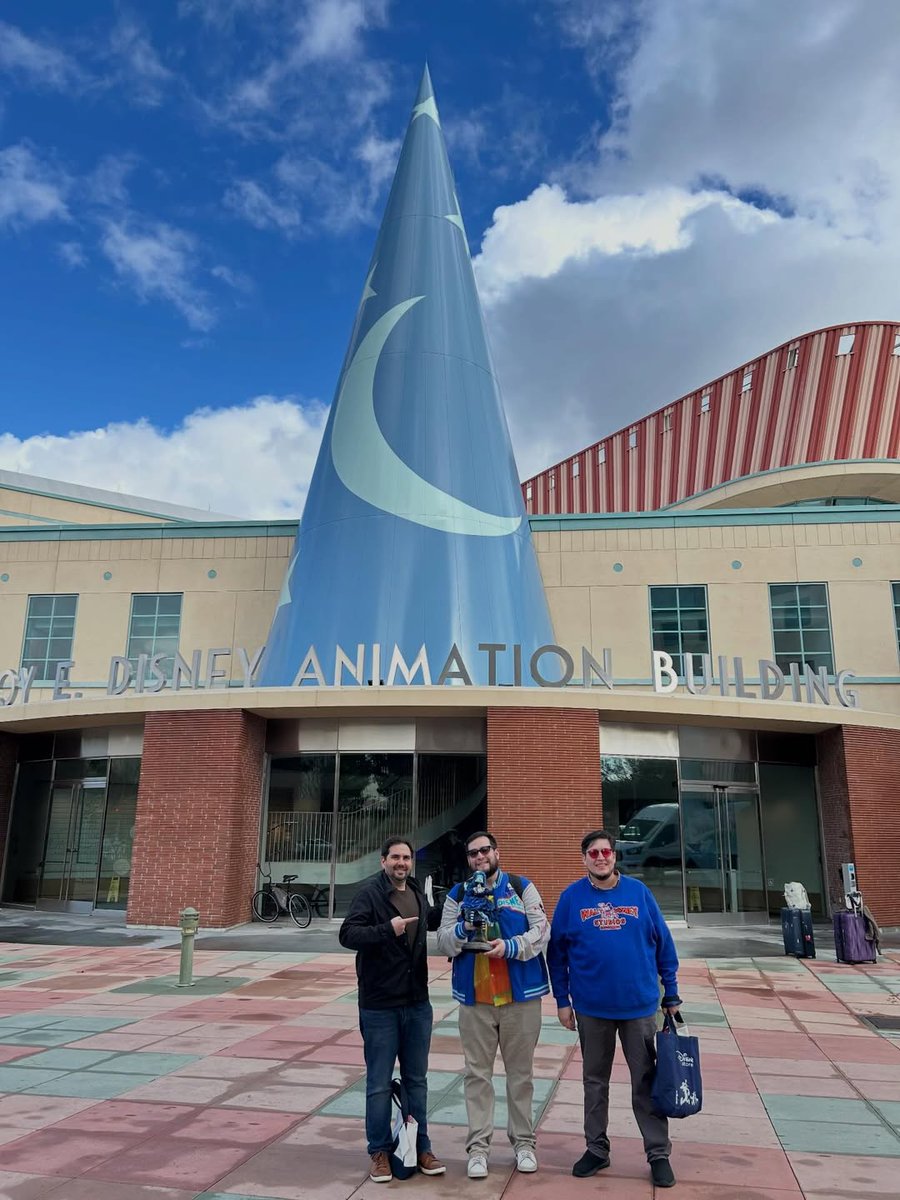 "SOY FRANKELDA" got a special screening at Walt Disney Animation Studios with directors Arturo Ambirz, Roy Ambriz and music composer Kevin Smithers.

instagram.com/p/DU9bJLcgeSM/…

#SoyFrankelda #IAmFrankelda