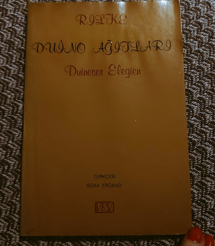 derinlerde bir hareket uyandıkça ve başka bir şekil aldıkça. 
çiçekler arasında sürdürür varlığını 
kalbimiz, tıpkı bir dil gibi
dişler arasındaki, 
her şeye karşın övgüyü sürdüren.