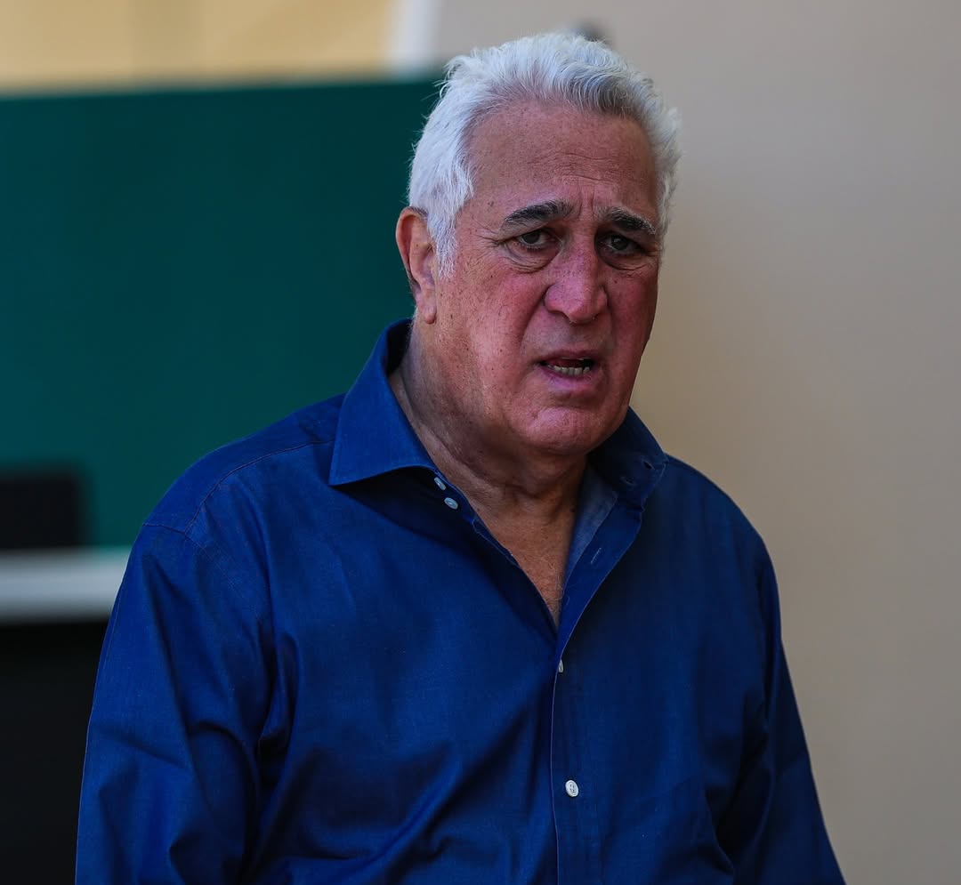 Te dicen que para ganar tienes que invertir.
- Inviertes

Tener instalaciones.
- Construyes la mejor fábrica

Fichar a los mejores
- Fallows, Blandin, Newey, Cowell

Dejar de ser cliente.
- Honda y Aramco

Y lo que recibes es un Hispania del 2010

Normal que se te quede esta cara