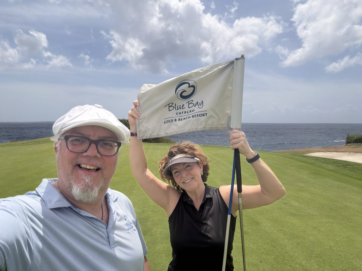 joskeijsper's tweet photo. Zijn we weer en wederom genieten! In het zonnetje, 30 graden maar genoeg wind en een rondje 18 holes golf. Lekker hoor. Vooral die koele moek toe......... #bluebay #curacao #golf https://t.co/0u0JR6Va5x