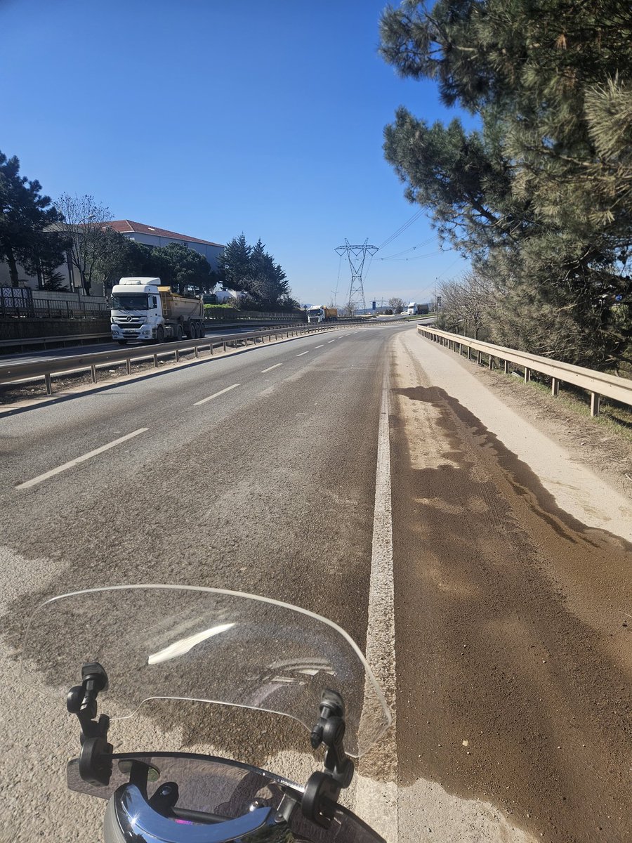 Akfırat Mahallesi yıldız Bulvarı ve 1. cadde kamyonların parklanmasi zaten ayrı bir sorunken şimdi de yağ ve mazot dökülmüş can ve mal sağlığını hiçe sayan bu duruma ne zaman müdahale edilecek.<a href="/TC_istanbul/">TC İstanbul Valiliği</a> <a href="/IBBcozummerkezi/">İBB Çözüm Merkezi</a> <a href="/TrafikEgm/">EGM Trafik Başkanlığı</a> <a href="/istanbulbld/">İstanbul Büyükşehir Belediyesi</a> <a href="/TuzlaBelediyesi/">Tuzla Belediyesi</a>