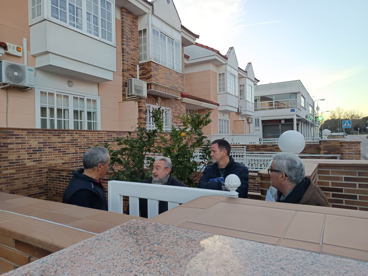 🚪#PPuertaAPPuertaLega en  el centro y en Valdepelayo con nuestros concejales y secretario general <a href="/vbonetatienza/">Vbonetatienza</a>, Javier Oporto y <a href="/PlacidoRey1/">Placido Rey</a> 

🧑‍🧑‍🧒 Acompañada de nuestros afiliados, hemos charlado cara a cara con los vecinos del barrio

🙏 Gracias por el recibimiento