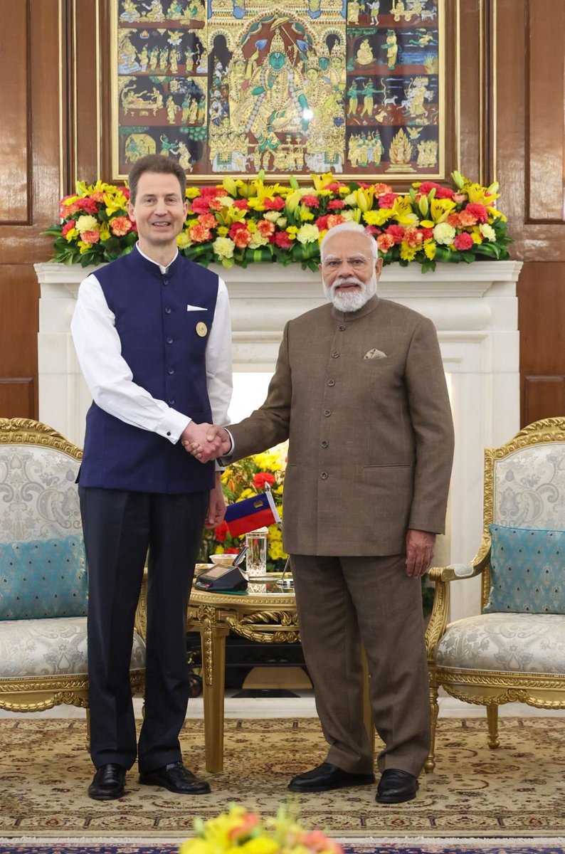Monarchies2000's tweet image. Le prince-régent Alois de Liechtenstein est actuellement en Inde. Il a rencontré le PM nationaliste Narendra Modi. Ensemble, ils ont évoqué le renforcement des liens économiques entre l'Inde et le #Liechtenstein.  🇮🇳👑🇱🇮 #monarchy #monarchie