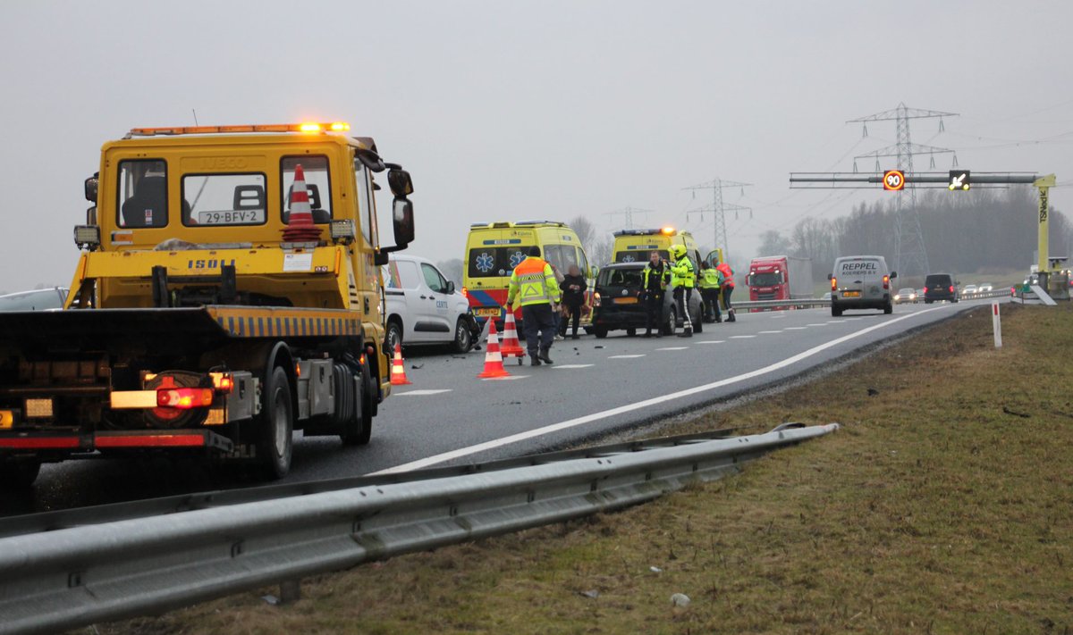 Twee gewonden bij botsing tussen drie voertuigen