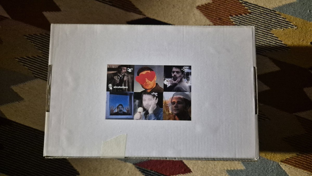 gotOemopunk's tweet photo. OMG GUYS
I’m just a stupid baby

I COMPLETELY FORGOT TO SHOW YOU the gorgeous gift my friend gave me for Christmas (New Year’s)

THIS IS INSANE https://t.co/ACWLjlGAME
